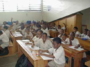 Glade fjes i en barneskole i Port of Spain.