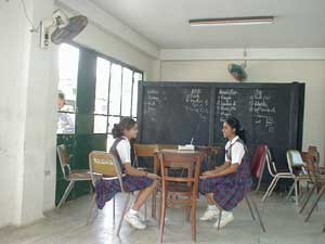 To Trini-elever i et gruppearbeidsrom.